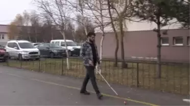 Mezun olduğu okulda memur olan görme engelli Faruk'un hayali öğretmen olmak