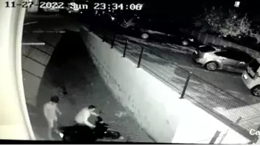 Motosikleti çalan iki hırsız kamerada