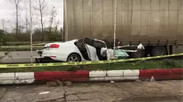 Otomobilin park halindeki tıra çarptığı kazada 3 kişi yaralandı
