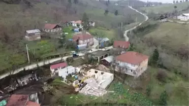 Depremde ağır hasar gören binaların yıkım işlemi sürüyor