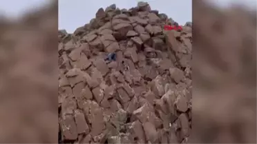 HALATLA KAYALIKLARA İNİP, MAHSUR KALAN AV KÖPEĞİNİ KURTARDI