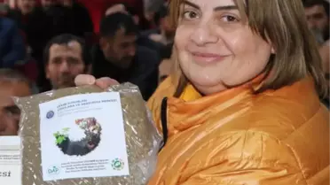 ÇİFTÇİLERE KOMPOSTUN ÖNEMİNİ ANLATIP, POŞETLERLE DAĞITTI