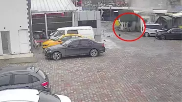 Tramvay ile otobüsün çarpıştığı kazadan mucizevi şekilde kurtuldu! İşte vatandaşın üzerine yıkılan kulübeden burnu bile kanamadan kurtulduğu anlar