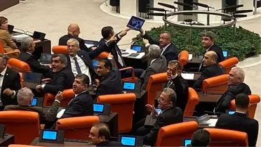 CHP'li Özkoç gösterdi! Fuat Oktay'ın uyuşturucu ile yakalanan isimle çekilen fotoğrafları Meclis gündemine oturdu