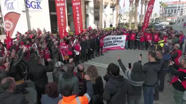 İzmir'de İşçilerden Hükümete Tepki: 'Belediyelerdeki İpoteği Kaldır, İşçi Evine Ekmek Götürsün'