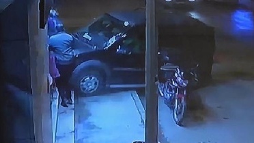 14 YAŞINDAKİ SÜRÜCÜ, OTOMOBİLE VE PASTANEYE ÇARPTI; O ANLAR KAMERADA