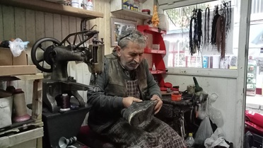Konteynerden bozma kulübede ekmeğini ayakkabı tamir ederek çıkarıyor