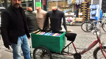 Bisikletinin selesinde 2 haftalık oğlunun hikayesini taşıyor