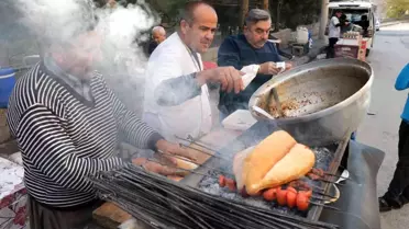 Her gün bir pazar yerinde 36 yıldır kavurma satıyor