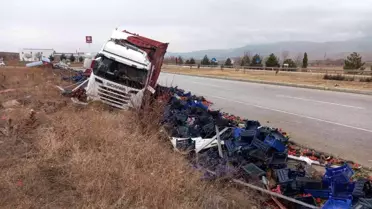 SEBZE YÜKLÜ TIR DEVRİLDİ: 1 YARALI