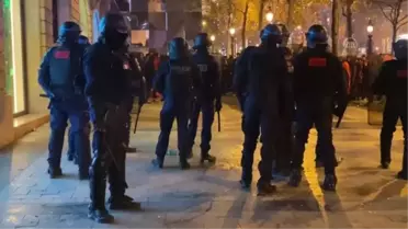 Portekiz'e karşı zaferlerini kutlayan Fas taraftarlarına Fransız polisinden müdahale