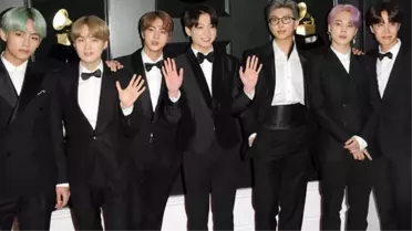 Dünyaca ünlü K-Pop grubu BTS'in vokali Jin askere gitti, hayranları askeri birliğin önüne akın etti