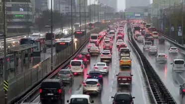 İstanbul'da yağmur nedeniyle trafik yoğunluğu yaşanıyor