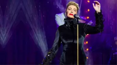 2 hafta önce babasını kaybeden şarkıcı Sıla, konserinde sevenleriyle dertleşti