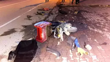 Otomobil ile motosikletli kurye çarpıştı, kaza kameraya yansıdı