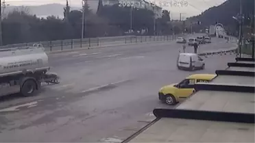 Kocaeli'de tankerin çarptığı hafif ticari araçtaki 3 kişi öldü
