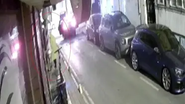 Kendilerini sarı yağmurlukla kamufle edip işyerini soydular