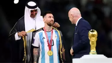Dünya Kupası'nda seremoniye damga vuran an! Messi'ye Katar Emiri tarafından giydirilen kıyafet gündem oldu