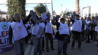Emekliler iç çamaşırlı protesto düzenledi: Donlarımızı da göndermeye hazırız