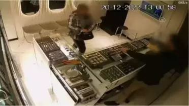 Bursa'da kuyumculara sahte altın satan kadın suçüstü yakalandı
