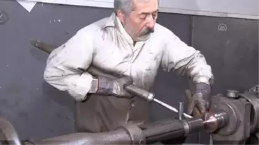 Çelik uçlu kalemlerle bakıra şekil veriyorlar