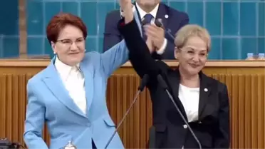 İYİ Parti'ye şaşırtan katılım! Eski Devlet Bakanı Melda Bayer'e rozetini bizzat Meral Akşener taktı