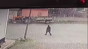 Sahipsiz köpeklerin 69 yaşındaki kişiye saldırması güvenlik kamerasında