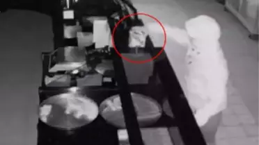 SMA'LI ALİ'NİN BAĞIŞ KUMBARASININ ÇALINMA ANI KAMERADA