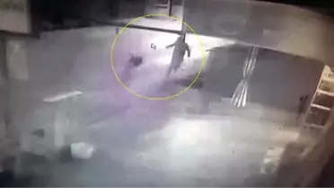 BAKKALA GİDERKEN KÖPEK SALDIRAN ÇOCUK YARALANDI; O ANLAR KAMERADA