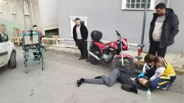 HAFİF TİCARİ ARAÇLA ÇARPIŞAN MOTOSİKLETLİNİN BACAĞI KIRILDI