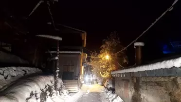 Artvin'de eşya taşırken kar deniyle mahsur kalan vatandaşları ekipler kurtardı