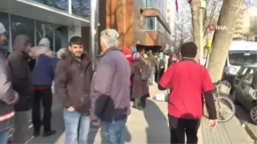 EYT kuyruğunda bekleyenlere 'Bu çayı içen emekli oluyor' diye satış yapan çaycı kamerada