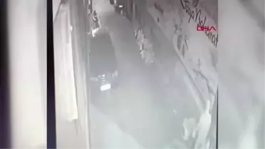 İSTANBUL-KAĞITHANE'DE YOLDA YÜRÜRKEN DÜŞTÜ, ÜZERİNDEN OTOMOBİL GEÇTİ