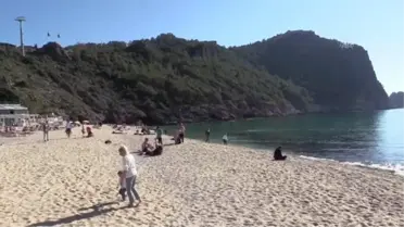 Alanya'da yerli ve yabancı turistler aralık ayında denize girdi