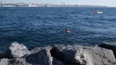 Soğuk havaya aldırış etmeden 10 yıldır her gün denize giriyor
