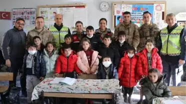 Jandarma çocuklara bot ve mont hediye etti