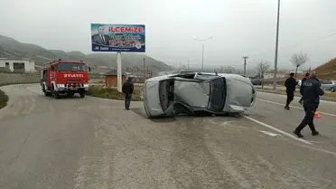 Kontrolden çıkan otomobil aydınlatma direğine çarparak yan yattı