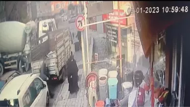 ÜSKÜDAR'DA BETON MİKSERİ BİNAYA ÇARPTI