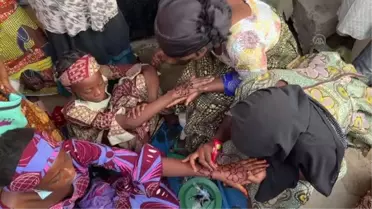 Kamerun'da Müslümanlar sevinçlerini vücutlarındaki kına desenleriyle gösteriyor