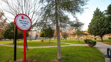 Bayraklı'nın Parklarında Tabelalar Yenilendi