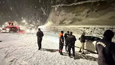 Karda mahsur kalan vatandaşlar AFAD ekipleri tarafından kurtarıldı