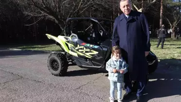 Cumhurbaşkanı Erdoğan elini öpen minik Zayn'a elini öperek karşılık verdi