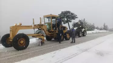 Antalya'nın bazı ilçelerinde karla mücadele çalışması yapılıyor