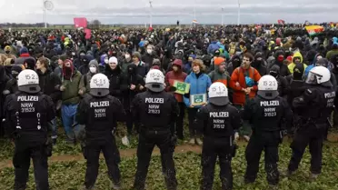 Lützerath köyündeki protestolarda Alman polisine 'çamur' engeli