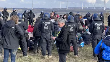 İsveçli aktivist Greta Thunberg, Almanya'da çevrecilerle birlikte gözaltına alındı