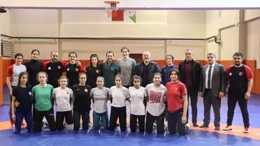 Başkan Şeref Eroğlu'ndan kadın milli güreşçilere ziyaret