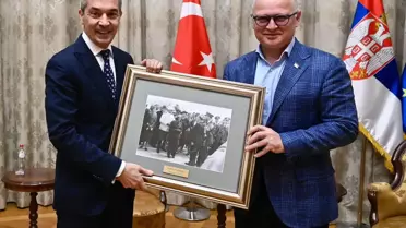 Sırbistan Ulaştırma Bakanı, Büyükelçi Aksoy'a 85 yıllık Sabiha Gökçen fotoğrafı hediye etti