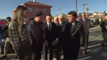 Ankara Valisi Şahin, Gölbaşı'nda karne dağıtım törenine katıldı