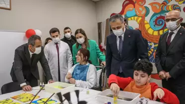 Bakan Özer'in elinden karne alan öğrenciler hastane sınıfındaki eğitimden memnun
