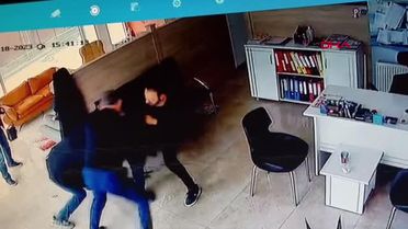 PENDİK'TE SİTE AİDATINI ÖDEMEYEN EV SAHİBİ EVİNE İCRA GELİNCE MÜTEAHHİDE KURŞUN YAĞDIRDI